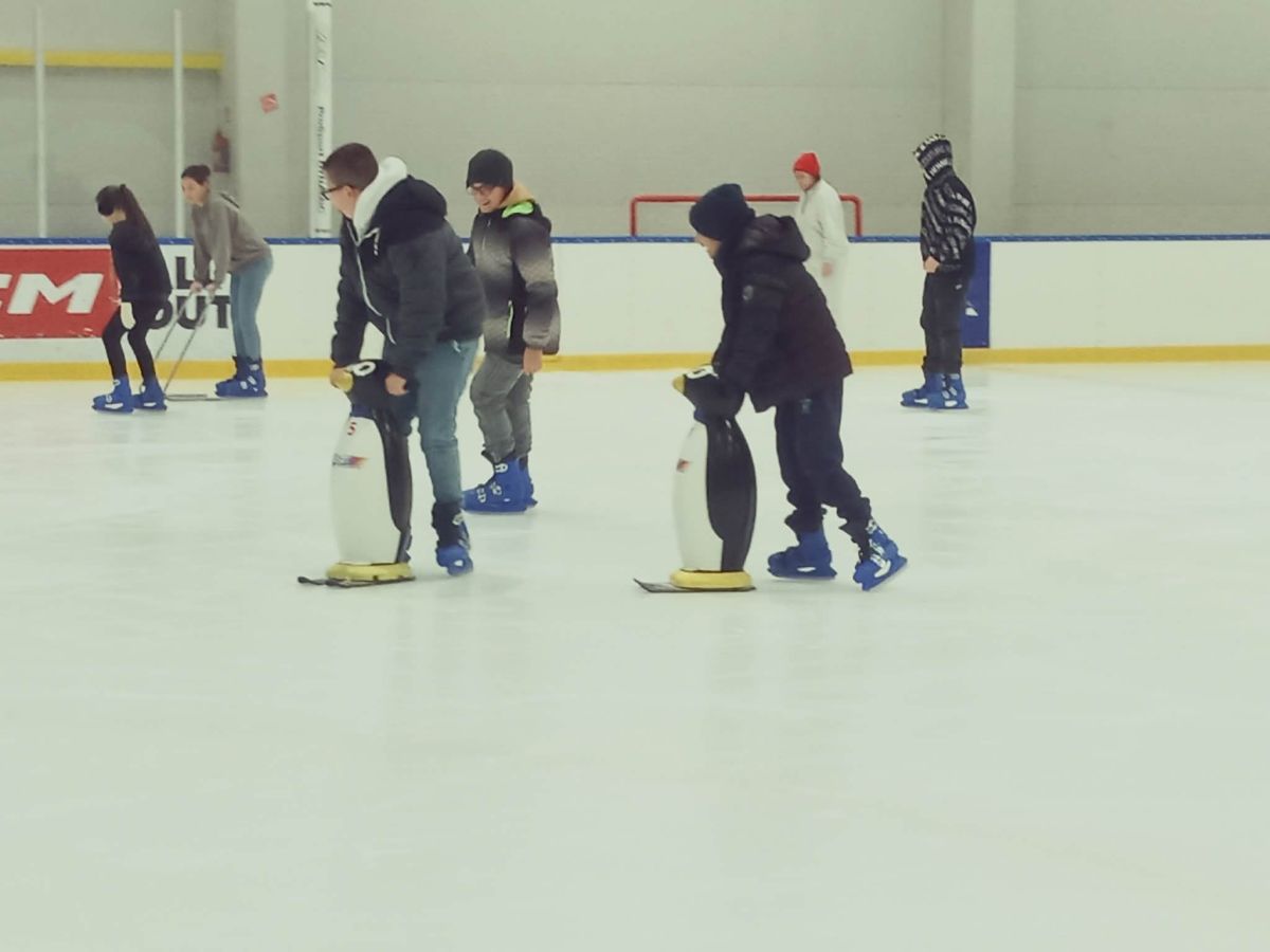 Téli szünet előtti utolsó korcsolyázás a gyerekekkel képekkep